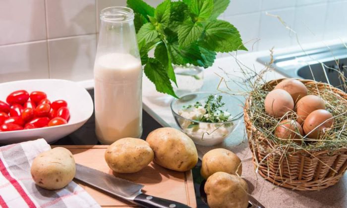 Genießen Sie morgens frische Milch vom Bauern