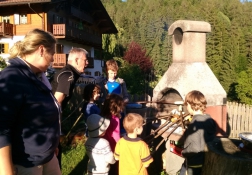 Stockbrot braten im Grillfeuer