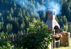 Grillen am Hof unterm Apfelbaum