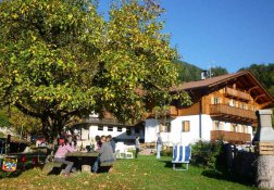 Platschgoler Hof im Herbst